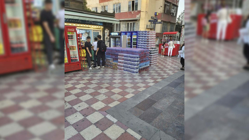 Azadlıq prospekti metro stansiyasının çıxışında enerji içkiləri günəşin şüaları altında saxlanılır