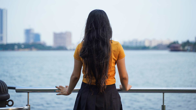 Xəzərdə yeniyetmə qız ögey atasına görə evdən qaçıb