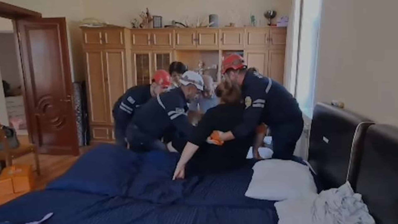 Xilasedicilər həkimlərə xəstəni evdən çıxarmağa kömək ediblər