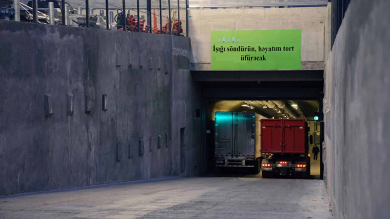 Tunelin üzərində İşığı söndürün, həyatım tort üfürəcək” plakatını asan kişi həbs edilib