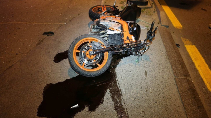 Xətaidə motosikletçi qəzada xəsarət alıb