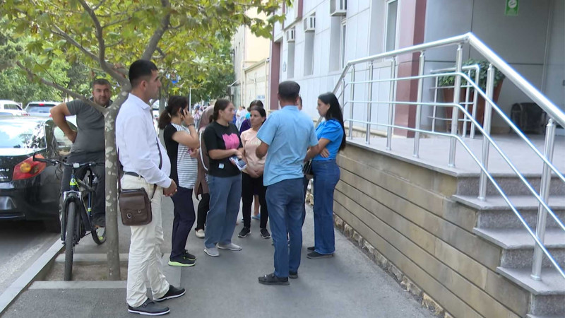Binədə valideynlər övladlarını məktəbə göndərə bilmirlər: qeydiyyatdan keçmək mümkün deyil - VİDEO
