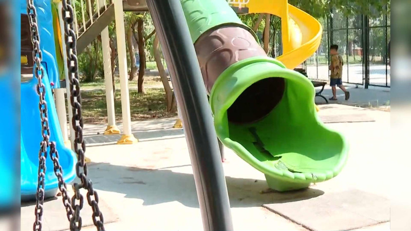 Xətaidə yeni tikilmiş parkda olan attraksionlar yararsız hala düşüb - VİDEO