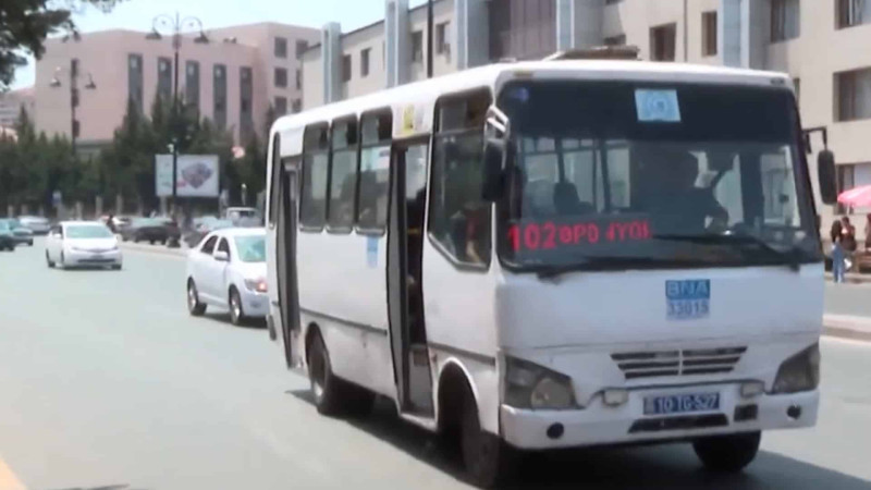 İctimai nəqliyyatda çatışmayan kondisionerlərə alternativ: hərəkət edən avtobuslarda açıq qapılar - VİDEO