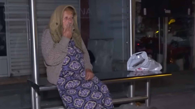 Bakıda 73 yaşlı qadın küçədə yatır - VİDEO