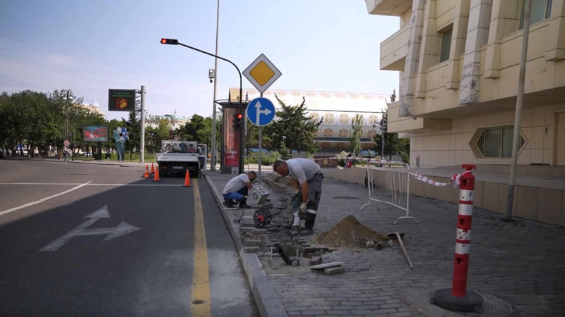 Bakı İdman Sarayının yaxınlığında olan piyada keçidi köçürülüb - VİDEO