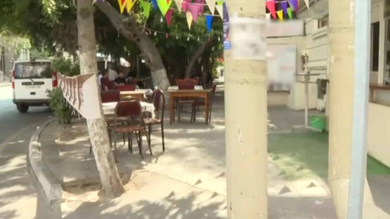 Nərimanovda “pivəxana”ya görə piyadalar səki ilə hərəkət edə bilmirlər - VİDEO