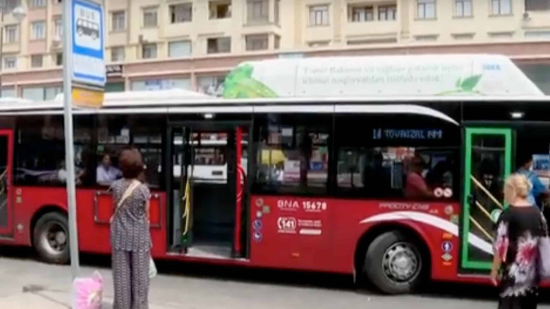 “İnşaatçılar” metro stansiyası yaxınlığında sakinlər avtobusu günəşin altında gözləyirlər