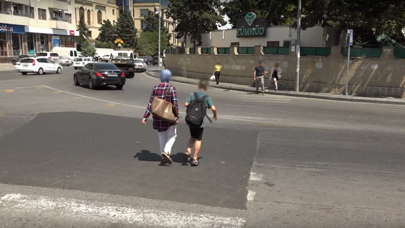 Bakıdakı yollara çəkilən boyalar silinir: görünməyən piyada keçidləri qəzalara yol açır - VİDEO