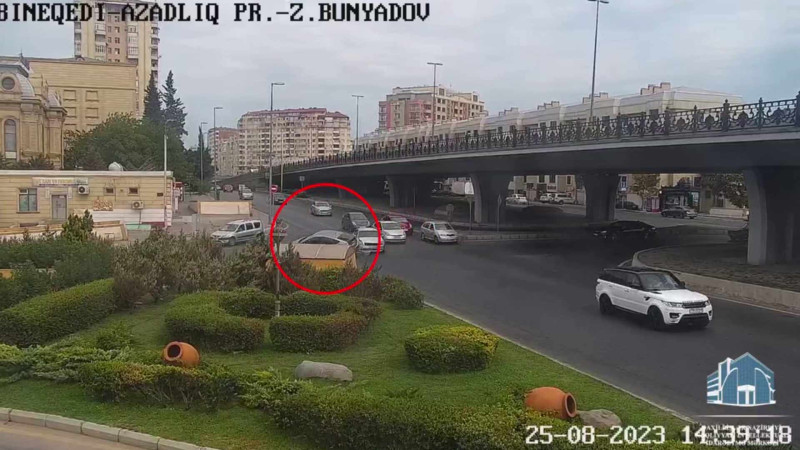 Ziya Bünyadov prospektində “Prius”un iştirakı ilə yol qəzası baş verib - VİDEO