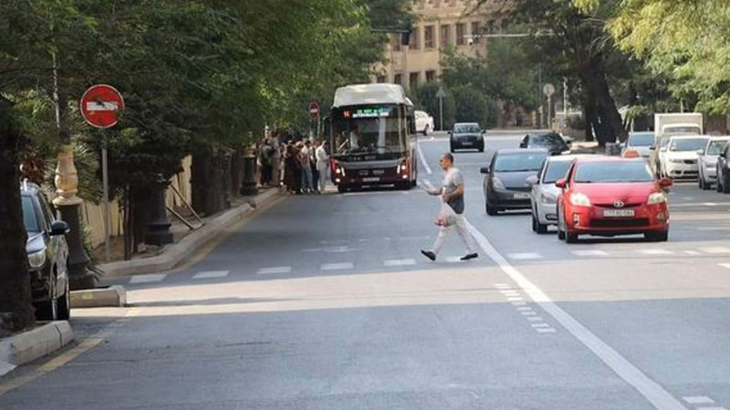 Zivərbəy Əhmədbəyov küçəsində yeni avtobus zolağı salınıb