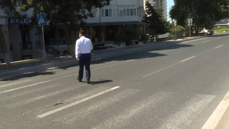 Ukrayna dairəsinin yaxınlığında piyadalar yolu keçməyə qorxurlar - VİDEO