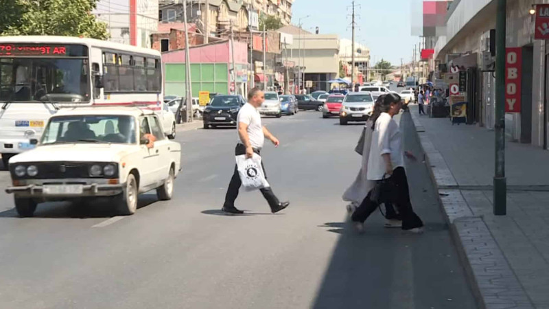 “Elə bil bura Binə yoludur”: Bakıxanovda piyadalar hər gün təhlükə altındadırlar