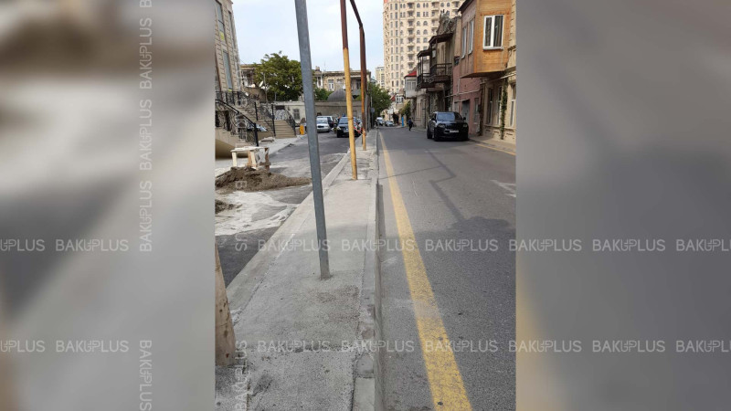 Nəsimidə səkinin ortasında qaz boruları quraşdırılıb