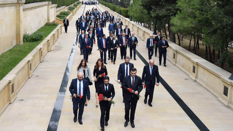 Neft şirkətinin əməkdaşları Fəxri xiyabanı və Şəhidlər xiyabanını ziyarət ediblər