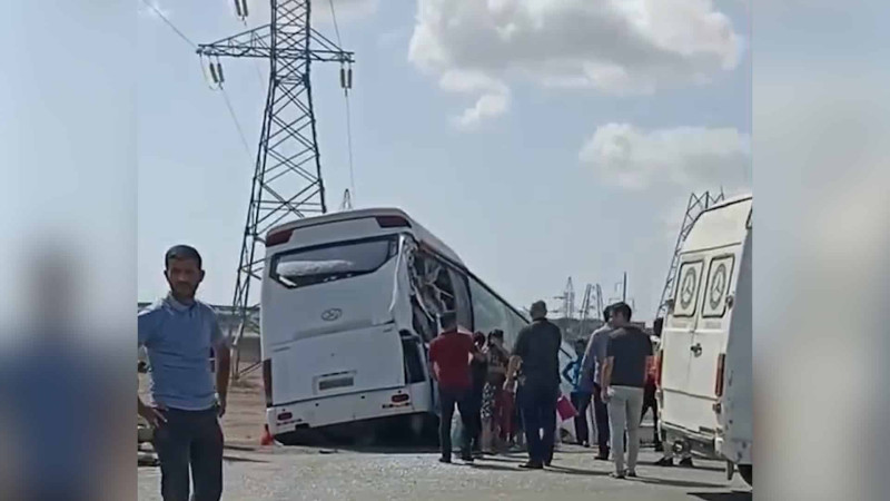Sərnişin avtobusu qəza törədib - VİDEO