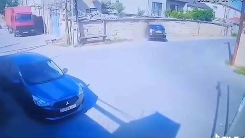 Binəqədidə “Prius” hasara çarpılıb – VİDEO