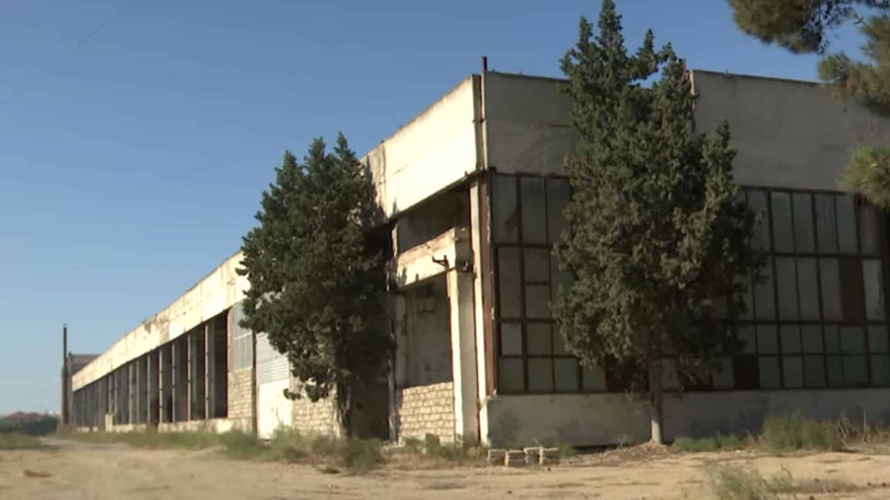 Qalada nöqsanlarla işləyən zavod ətrafına zəhərli tüstü buraxır