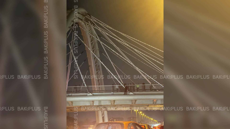 Aeroport şosesindəki körpüdə kişi intihara cəhd edir - VİDEO