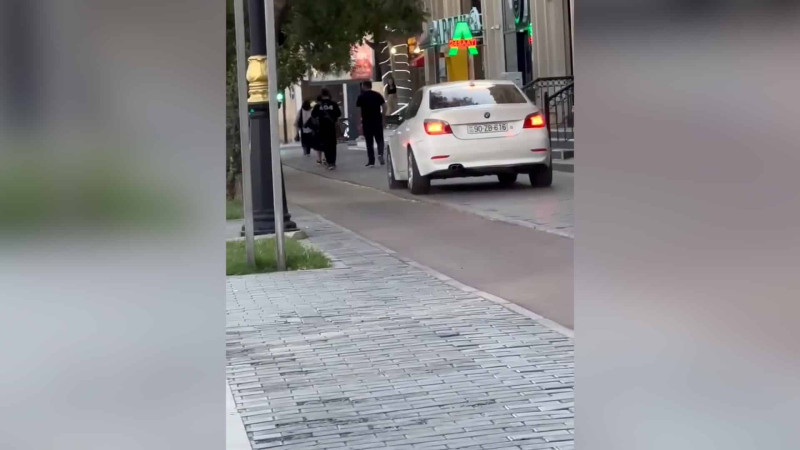 Mərkəzdə “BMW” piyada səkisinə çıxıb