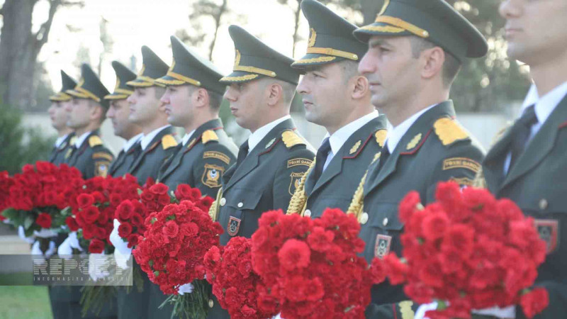 Müdafiə Nazirliyinin heyəti II Şəhidlər xiyabanını ziyarət edib