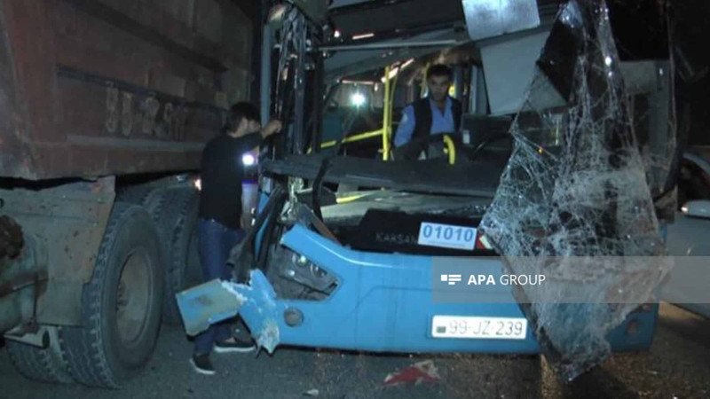 Sabunçuda sərnişin avtobusu yük maşınına çarpılıb