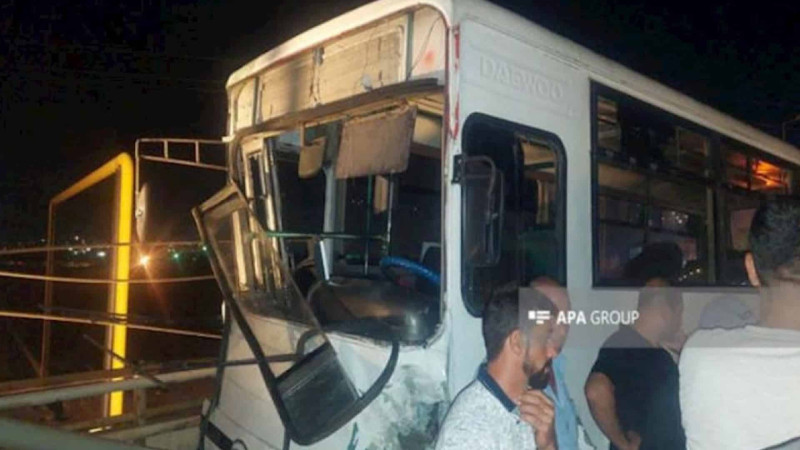 Bakıxanovda avtomobillə avtobus toqquşub