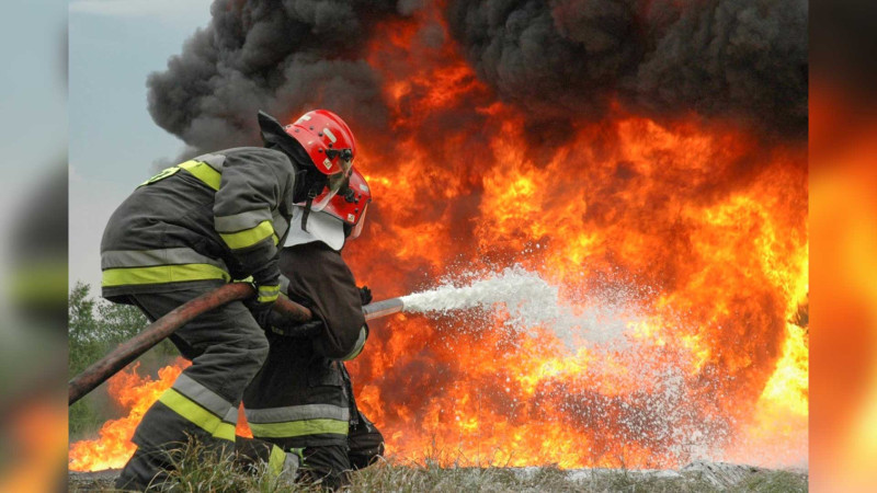 Səbailda avtomobil daşıyan yük maşını yanıb