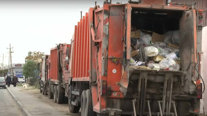 Binəqədidə zibil maşınlarının qarajı yaşayış evlərinin yanındadır