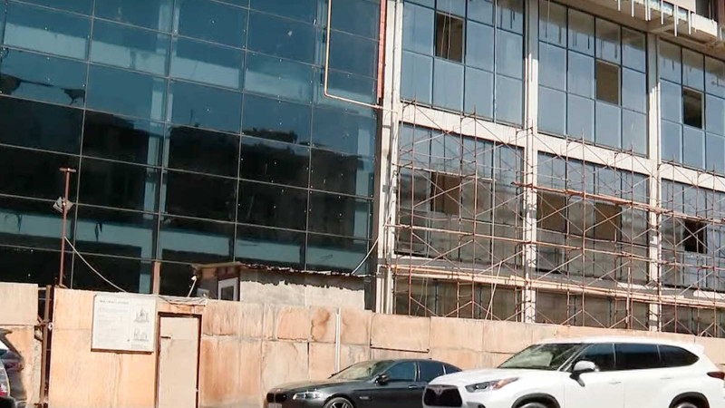 Nəsimidə tikinti şirkəti piyada səkisini hasara alıb