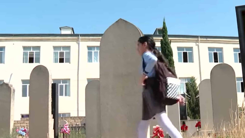 Biləcəri: təhsilə aparan yol qəbiristanlıqdan keçir