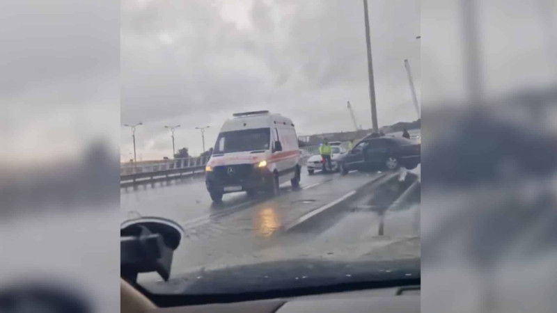 Səbaildə avtomobil işıq dirəyinə çarpılıb – VİDEO