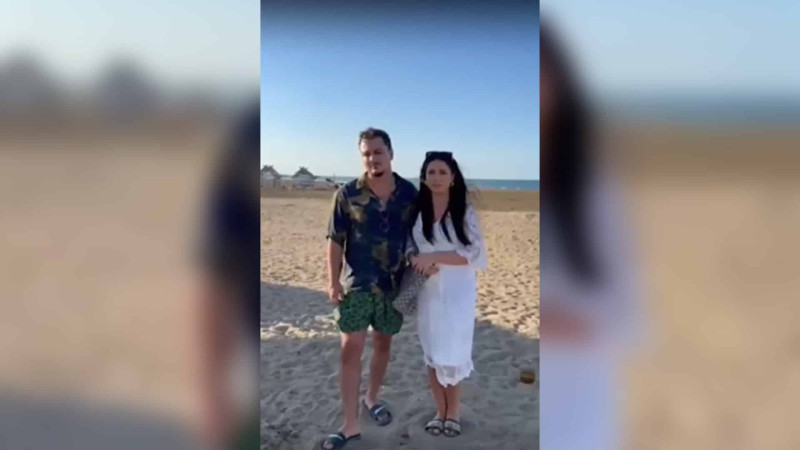 Bakıda polislər çimərlikdə turistin itirdiyi 20 min dolları taparaq qaytarıblar - VİDEO