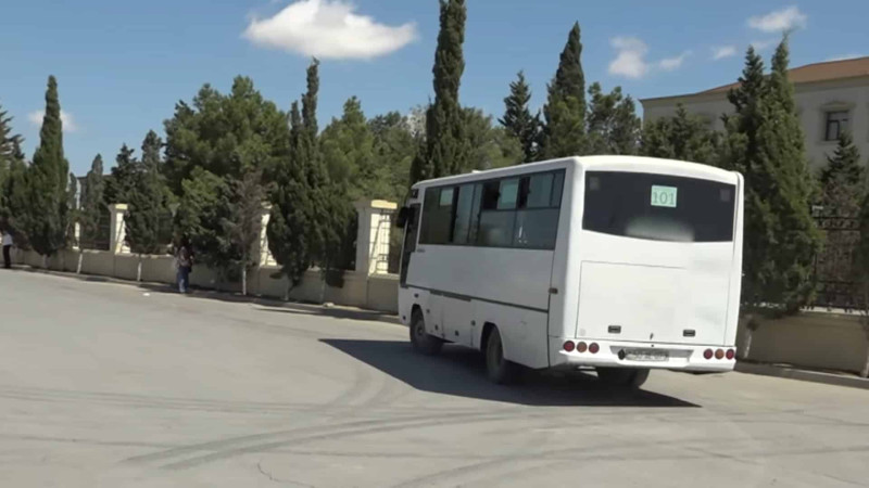 Türkanda sakinlər avtobusu 30 dəqiqədən çox gözləyirlər: AYNA-dan açıqlanma verilib - VİDEO