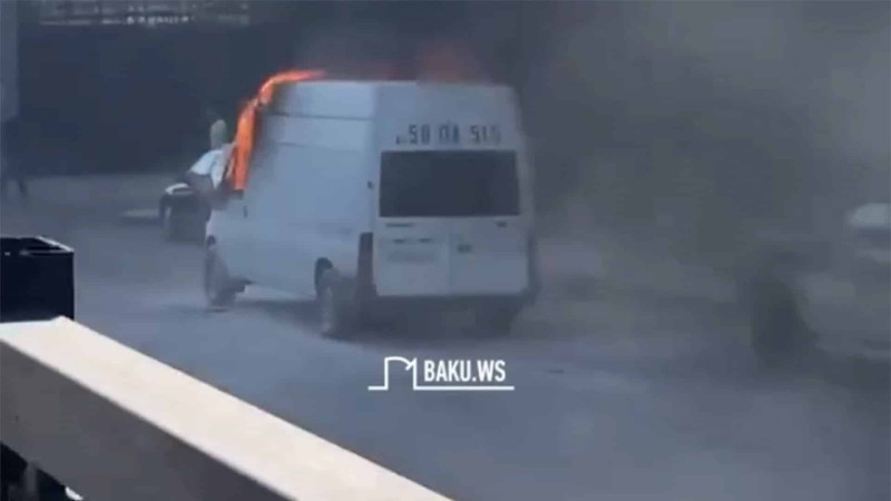 Yasamalda mikroavtobus yanıb - VİDEO