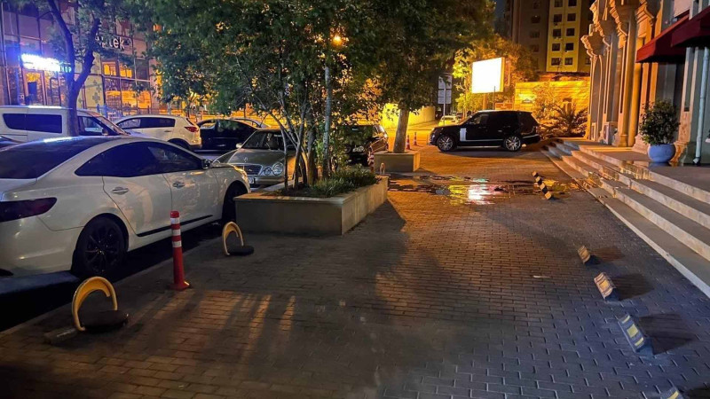 Nəsimidə daha bir piyada yolunu parkinqə çeviriblər