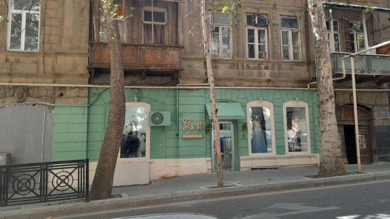 Bakının mərkəzində memarlıq abidəsi yaşıl rəngə boyanıb