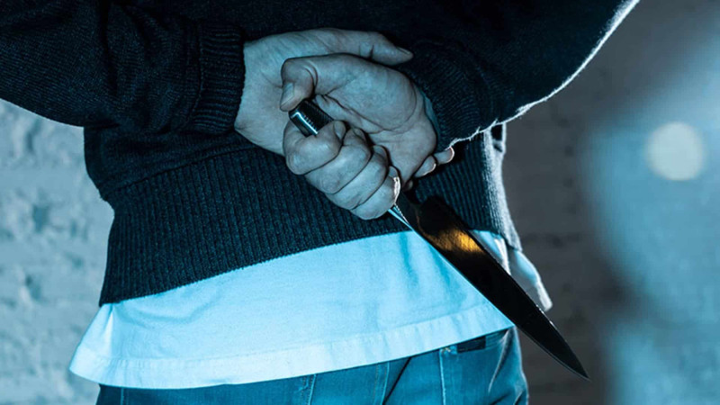 Bakının mərkəzində qızı bıçaqlayıblar