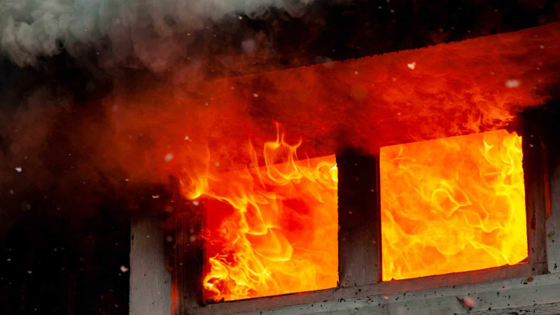 Xəzər rayonunda birmərtəbəli ev yanıb