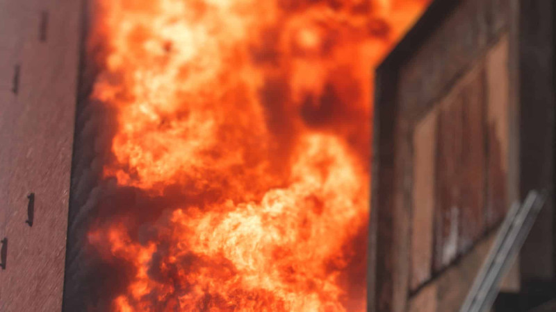 Nərimanovda çoxmərtəbəli binada yanğın baş verib