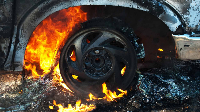 Xətaidə avtomobil yanıb