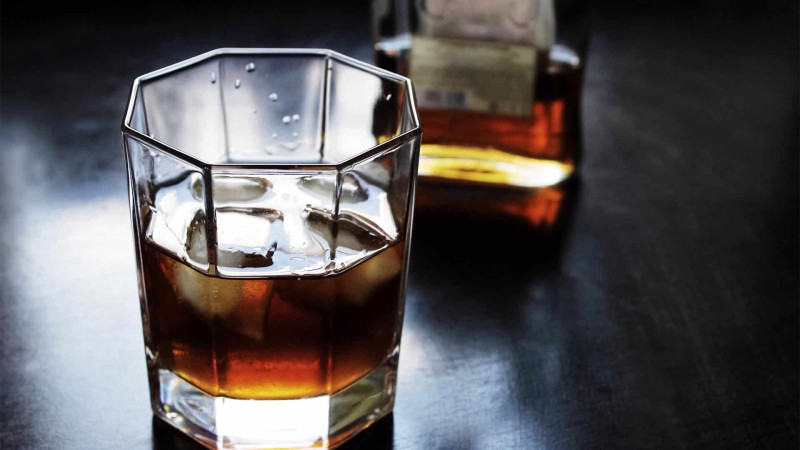 Bakıda kişi mağazadan “Hennessy” oğurlayaraq içib