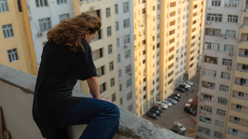 Xətaidə 53 yaşlı qadın özünü binadan atıb