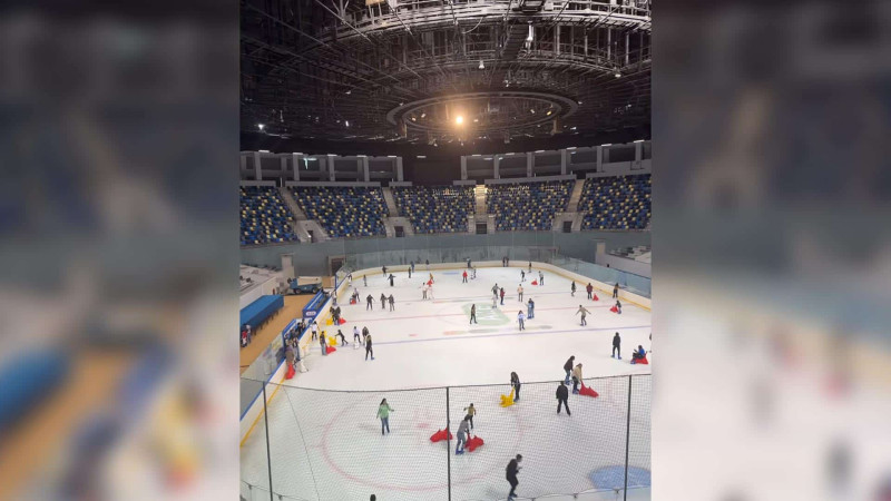 Bakıda yeni əyləncə məkanı: Buz arenası öz fəaliyyətinə başlayıb