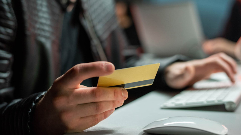 İtən kartdan pul xərcləməkdə şübhəli bilinən şəxs saxlanılıb