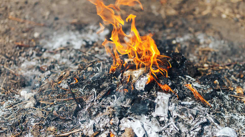 Binə qəsəbəsində tullantılar neft kəməri yaxınlığında yandırılır