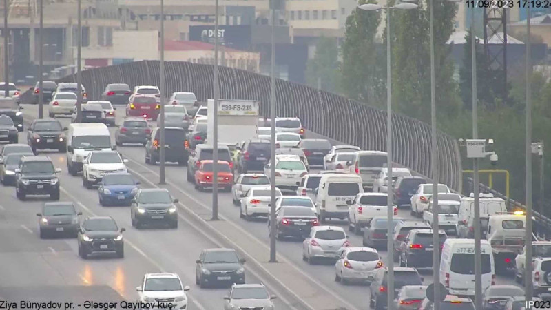 Ziya Bünyadovda yol qəzası olub: ərazidə tıxac yaranıb