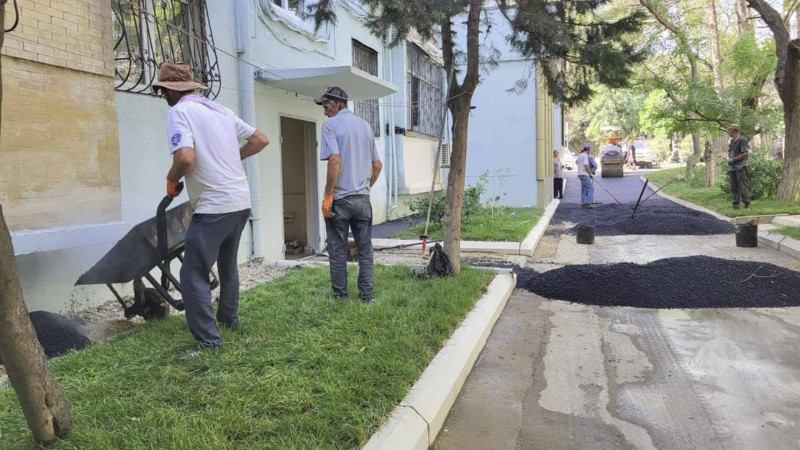 Nəsimidə növbəti küçəyə asfalt vurulub