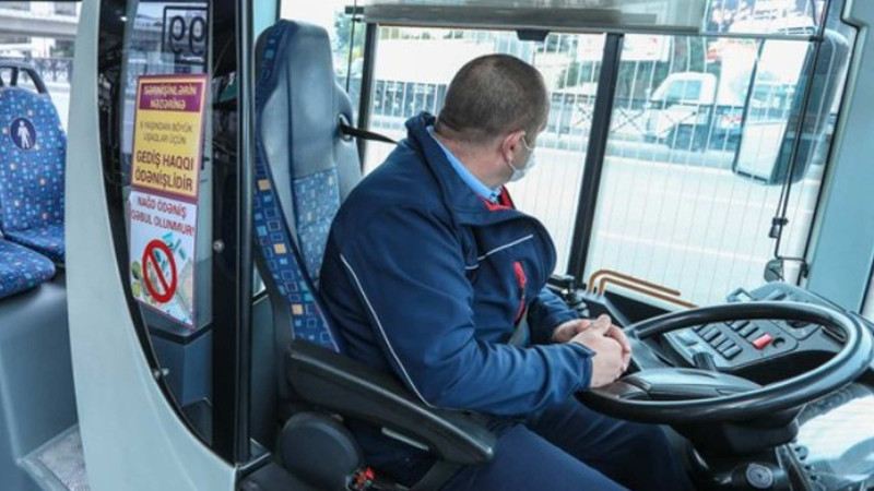 Bakıda avtobus sürücüsü sərnişinləri yolun yarısında düşürüb