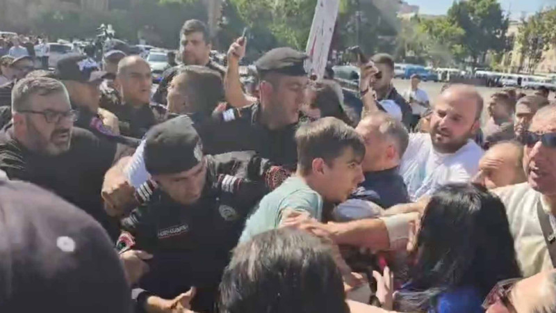 İrəvanda hökumətə qarşı mitinqlər 3 gündür davam edir